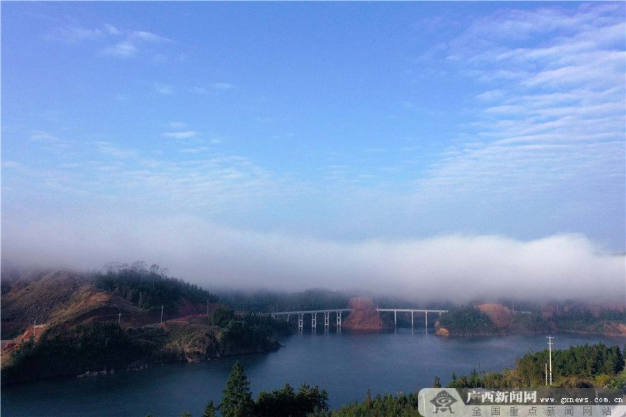 1月11日,在广西融水苗族自治县贝江河四荣乡河段的晨雾,蓝天,小桥(无