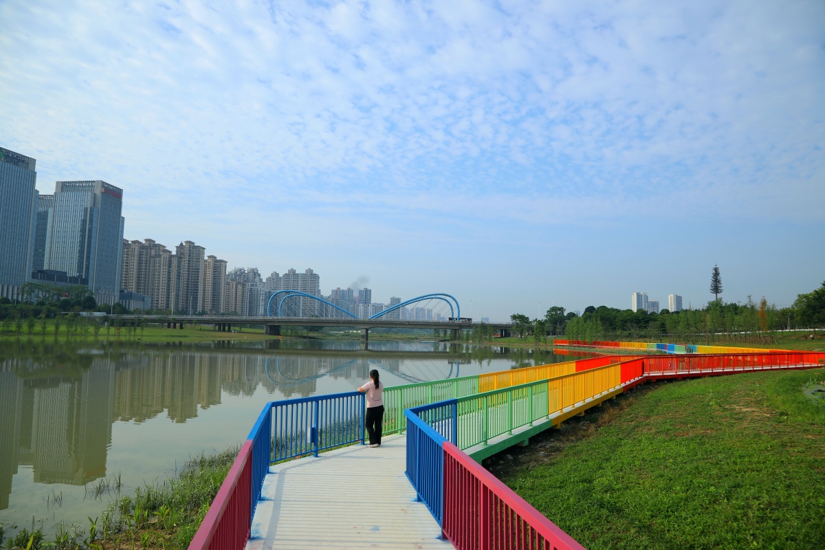 据悉,明月湖公园地处南宁高新区核心地段,北临创新路,南临江北大道,西