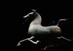 “国宝”铜奔马的文创热