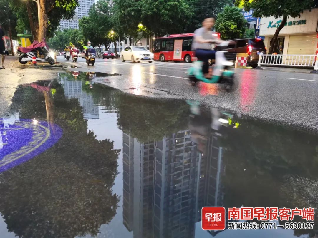 6月11日傍晚,南宁市古城路上出现积水.