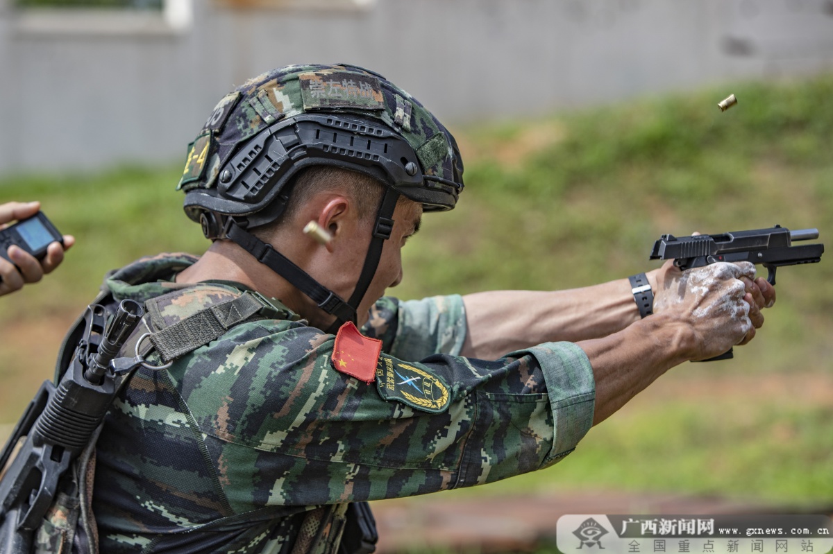 广西武警特战侦察比武锤炼反恐制胜能力1212