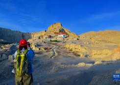 西藏：地质人文景观引游客
