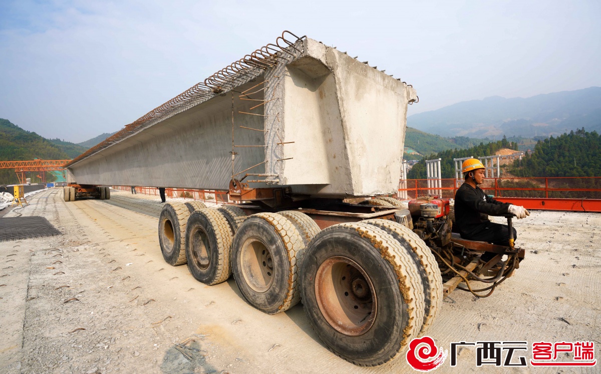 融从高速公路小东江1号大桥最后一片预制箱梁稳稳地落在预定支座上