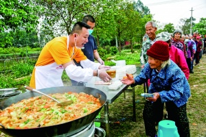 走过6个省区 东北小伙来广西免费为农村老人做饭