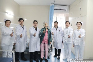 广西区南溪山医院运用机器人勇摘泌尿外科手术“皇冠上的明珠”