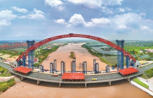 平陆运河75国集团钦江大桥右幅中拱段完成整体提升