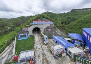 广西柳梧铁路取得新进展 全长1043米的人和隧道顺利贯通