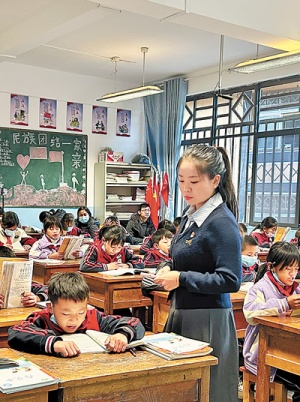 用青春点亮西部乡村教育