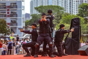 特警战术表演、警犬+AI机器狗互动……这个活动够燃！