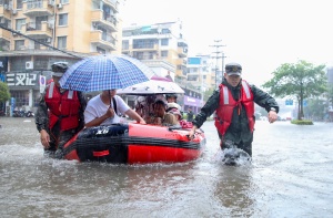 钦州暴雨，武警官兵救出被困群众200余人