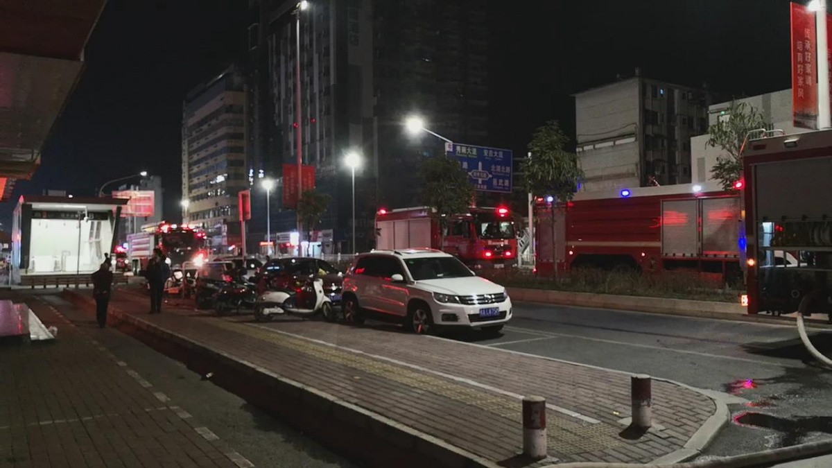 门口停有多辆消防车.jpg