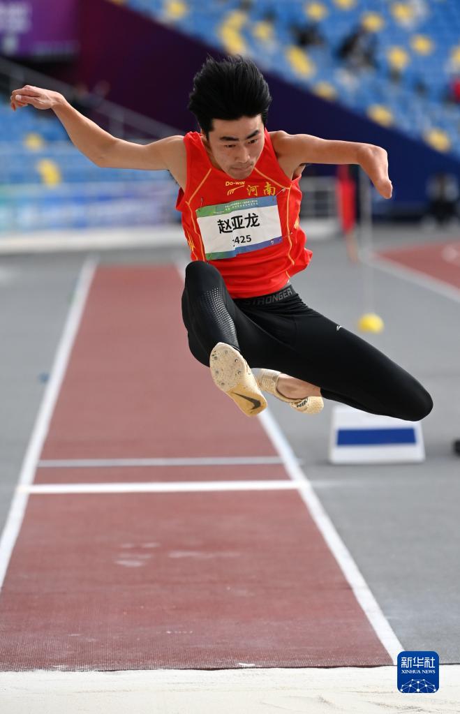 10月26日,河南队选手赵亚龙在比赛中,赵亚龙以13米57的成绩获得在男子