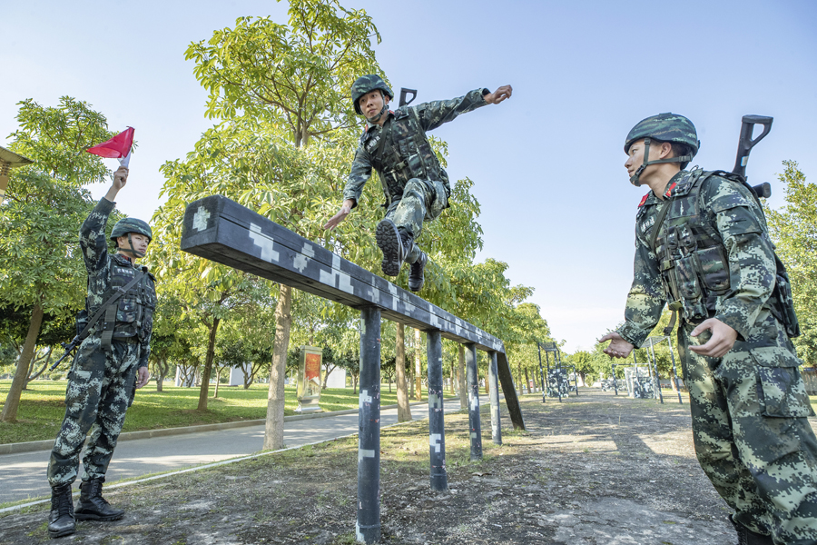 南宁：武警官兵开展强化训练提高实战能力