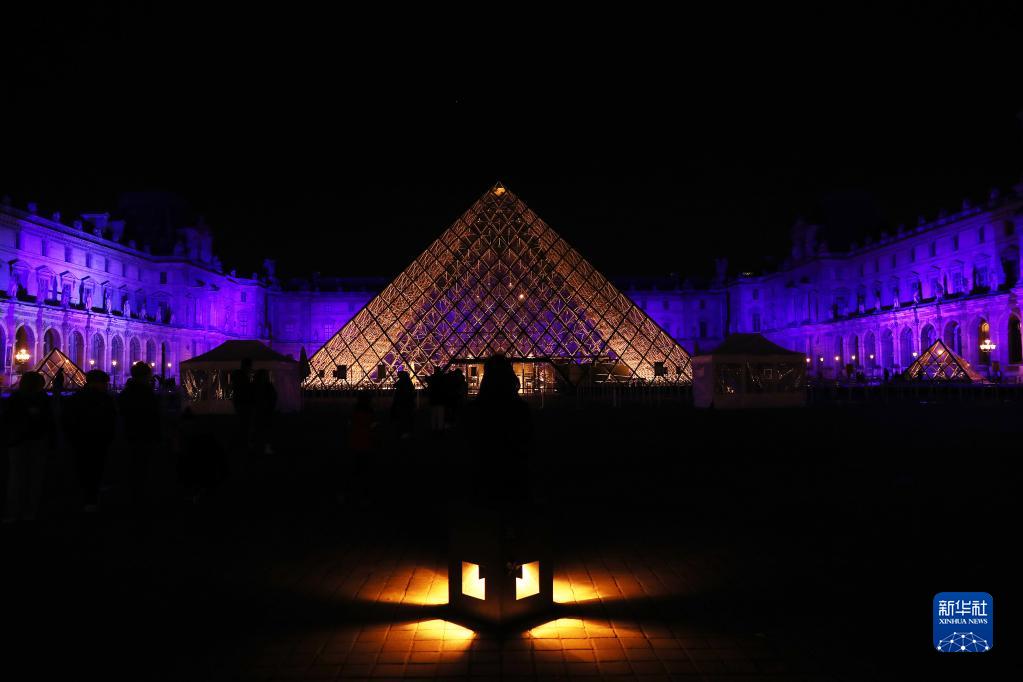 巴黎地标建筑点亮“欧盟蓝”