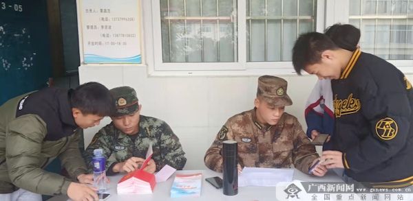 吕德坤)1月6日下午,完成网上兵役登记后的罗城第一高中一名高三学生