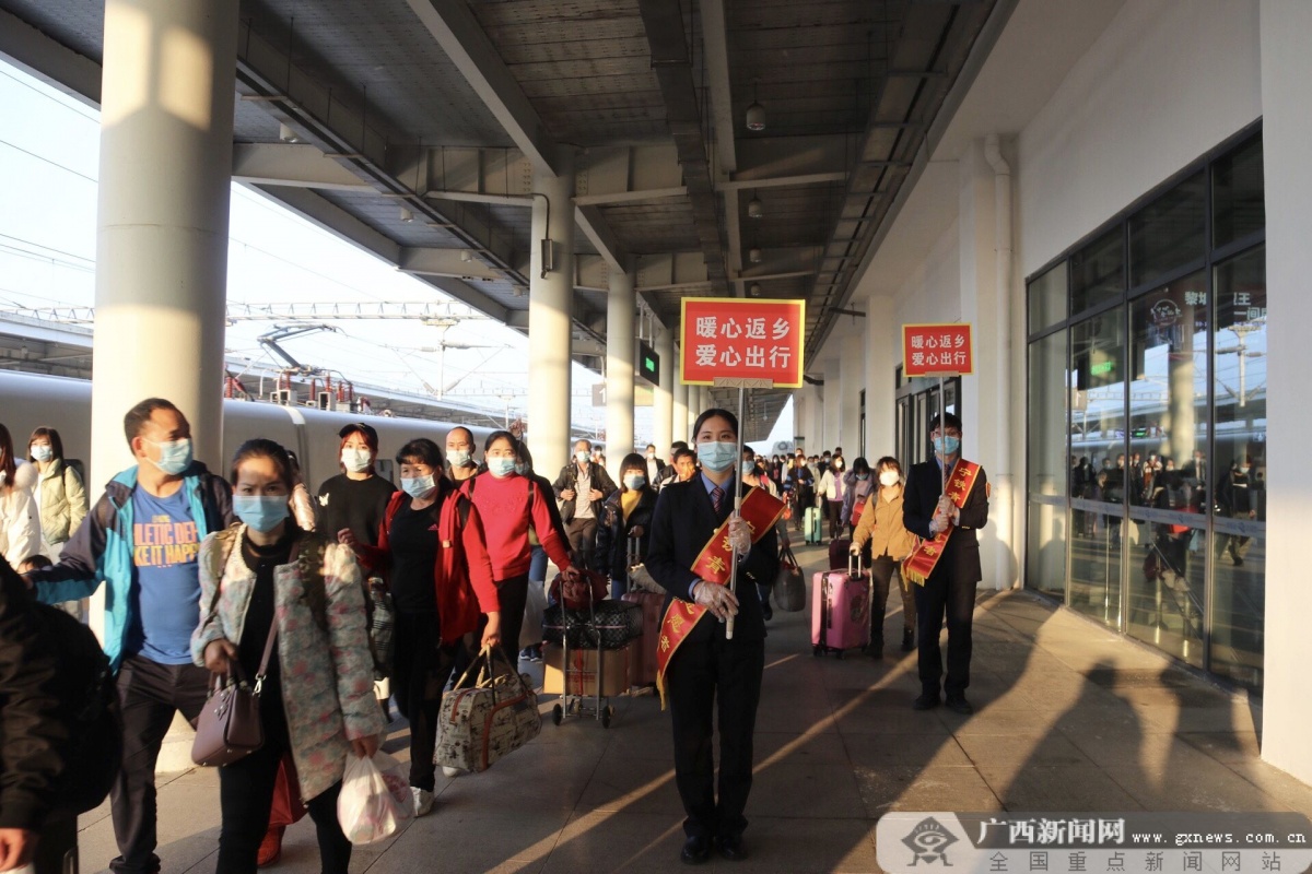 宾阳站迎春节返乡客流小高峰送春福温暖旅客返乡路
