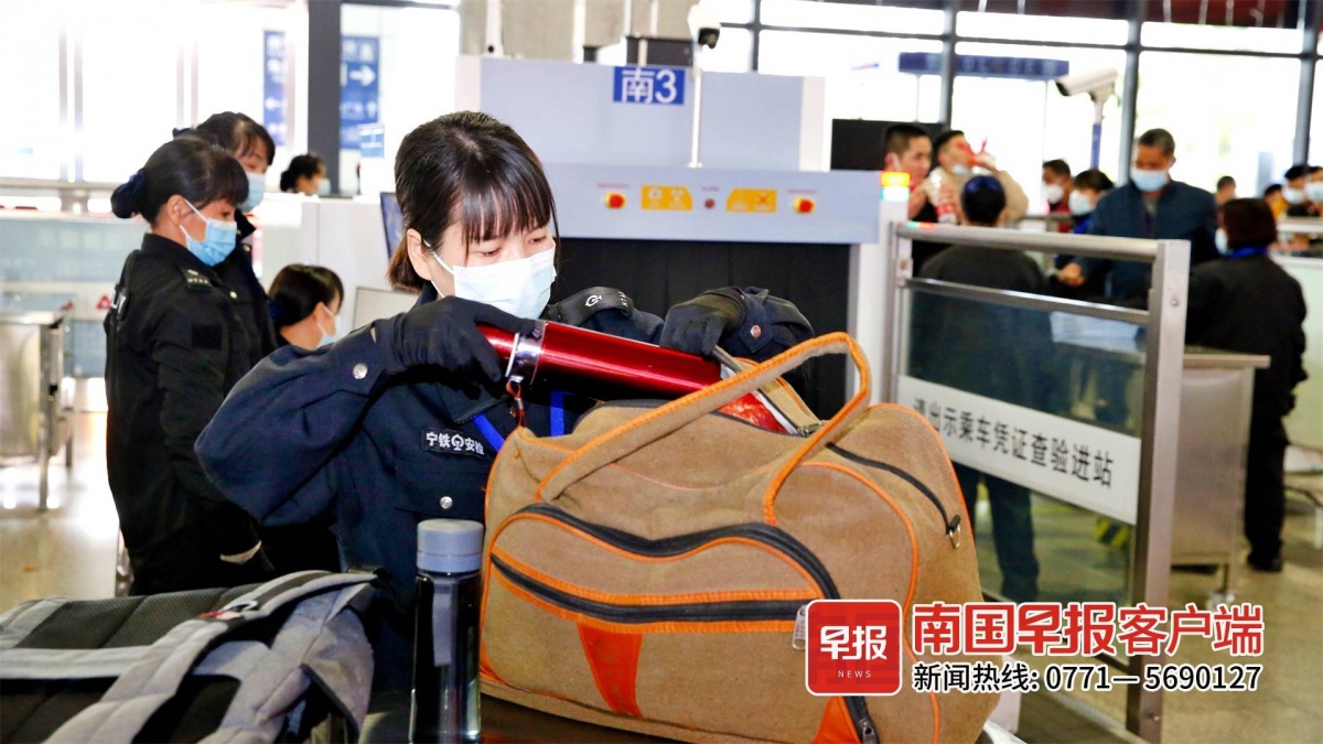 黄丽红对发现装有违禁品的行李进行检查.