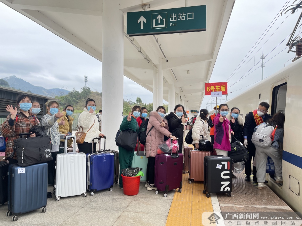 抗疫人员在田东北站坐动车返程.