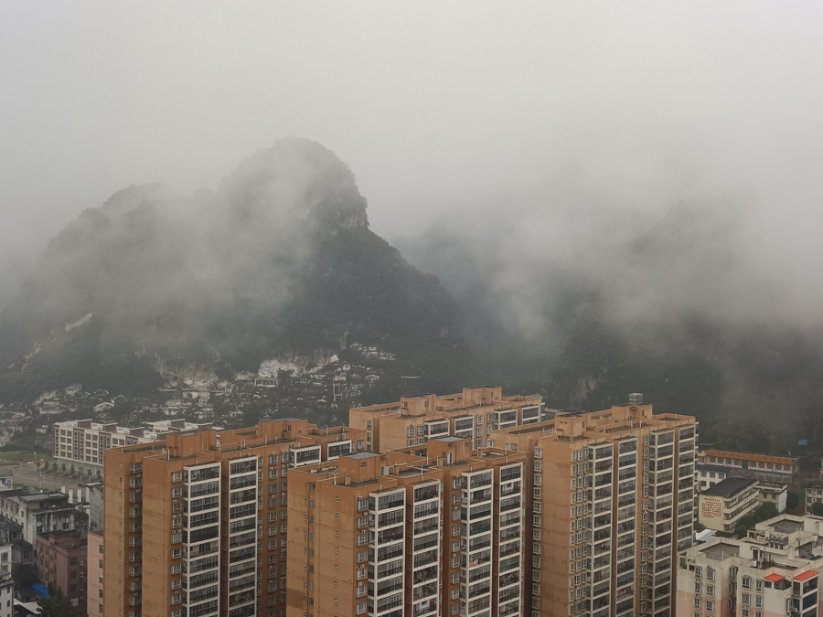 广西天等：山埋�雾气里 城在“仙境”中