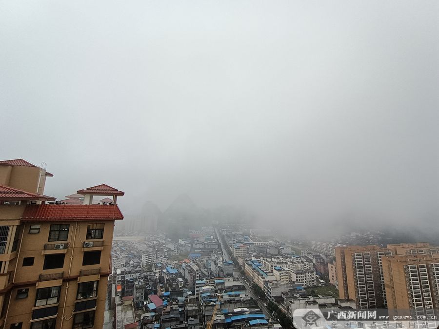 广西天等：山埋雾气里 城在“仙境”中