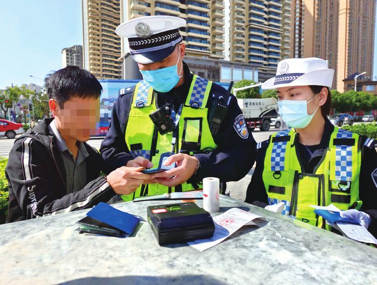 南宁交警开展机动车违反限行专项整治行动2