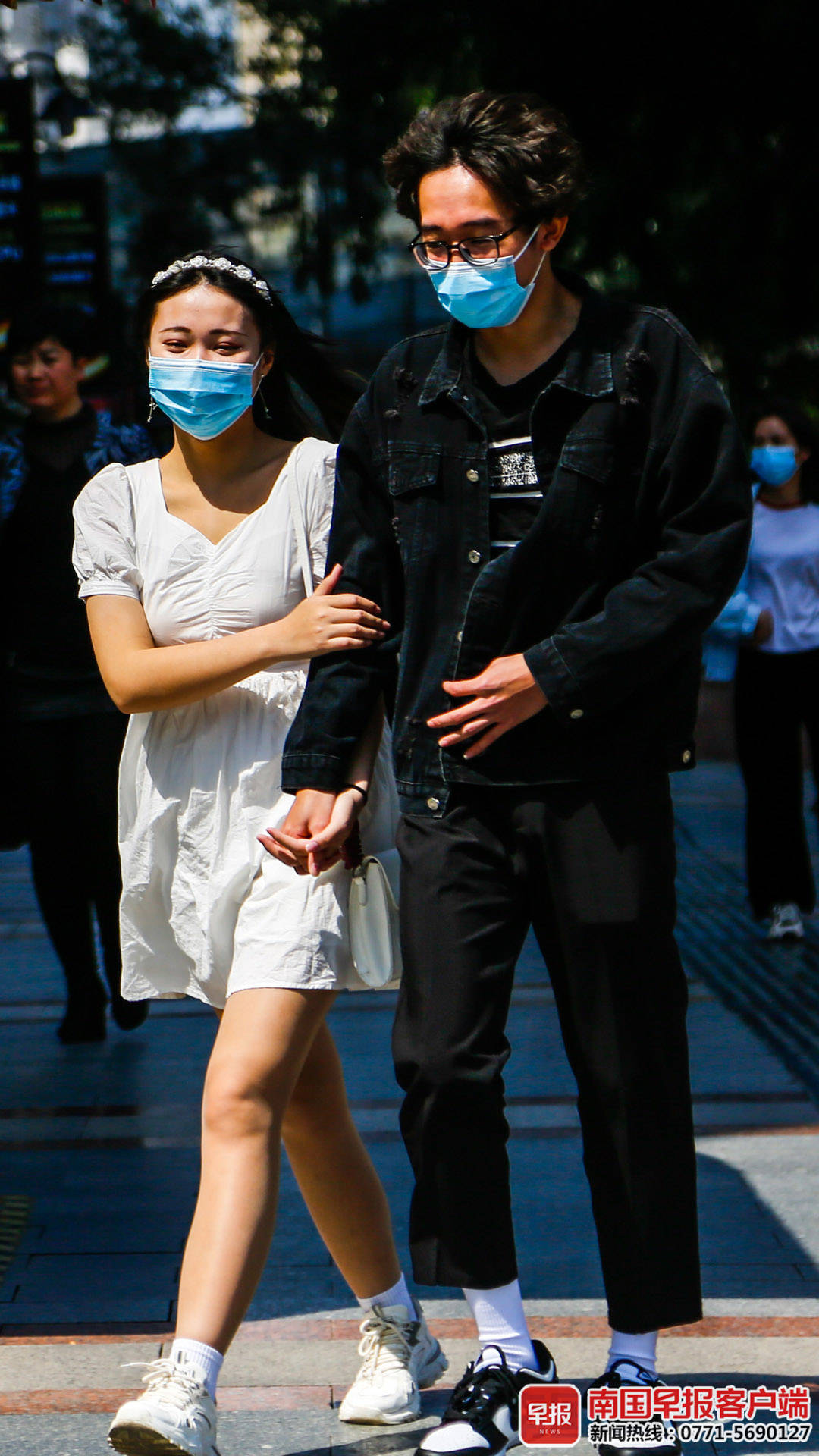 南宁街头上演乱穿衣阴天即将上岗