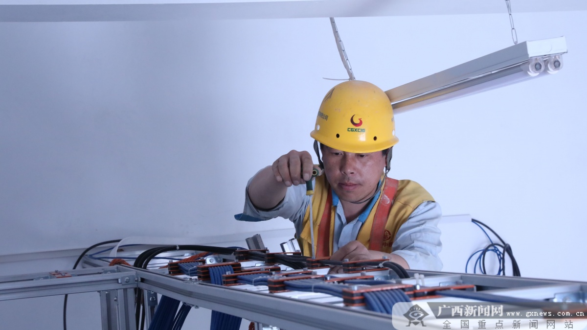 通讯员 邓柳阳 摄铁路通信工正在熔接光缆.通讯员 邓柳阳 摄