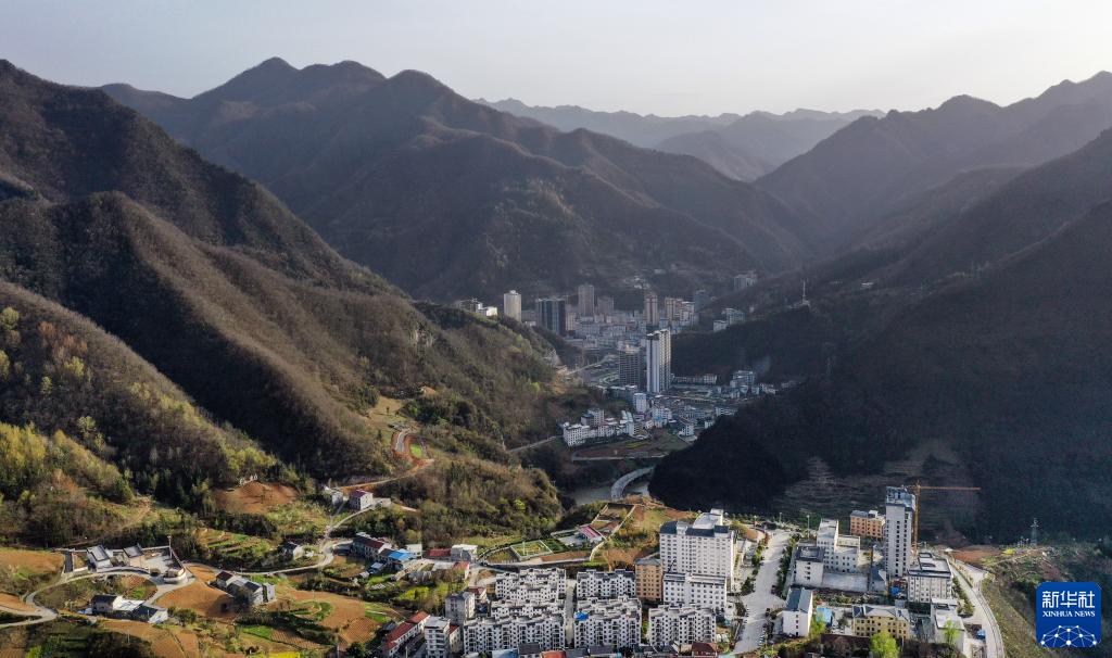 3月27日拍摄的镇坪县城一角(无人机照片).