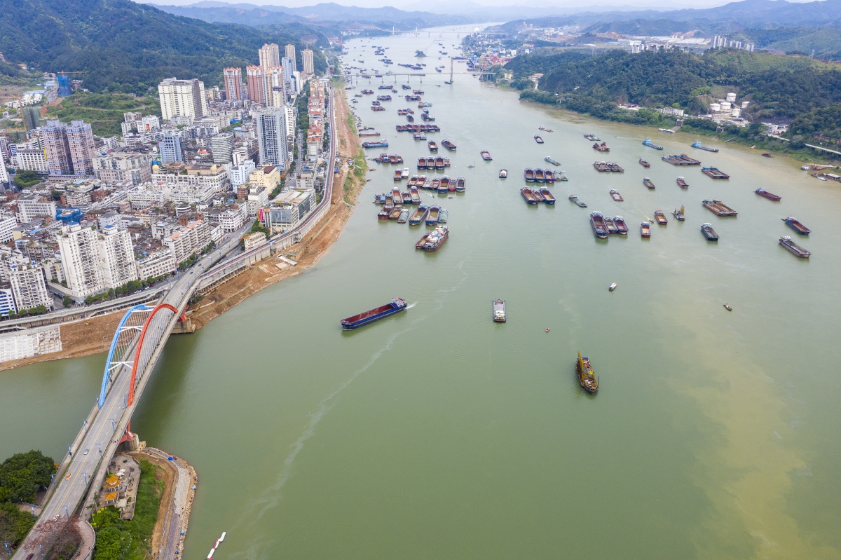 作为珠江流域重要水上门户,梧州地处浔江,桂江,西江三江交汇处.