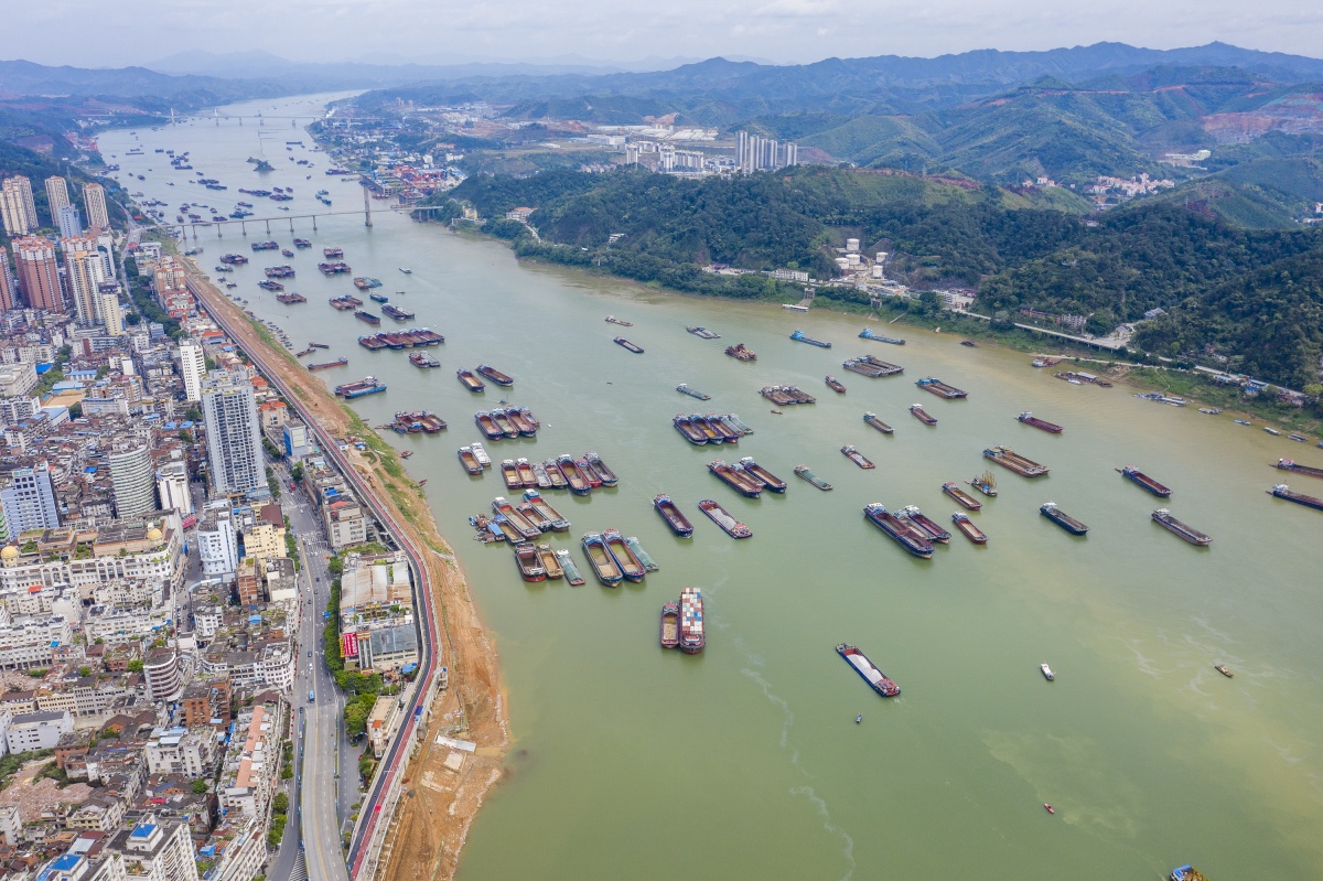 2022年4月2日,广西梧州西江段水域,众多货轮来来往往,一派繁忙运输