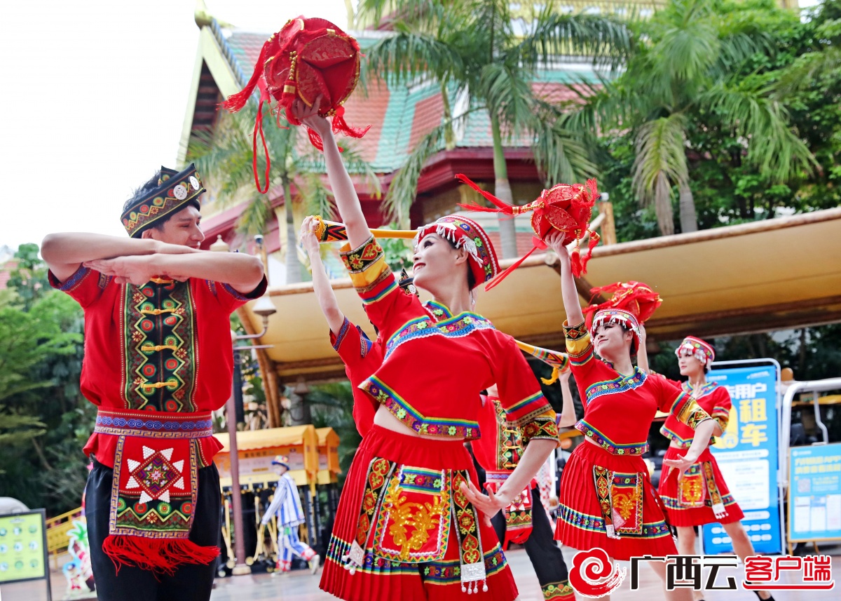 绣球飞.阿哥阿妹手牵手.