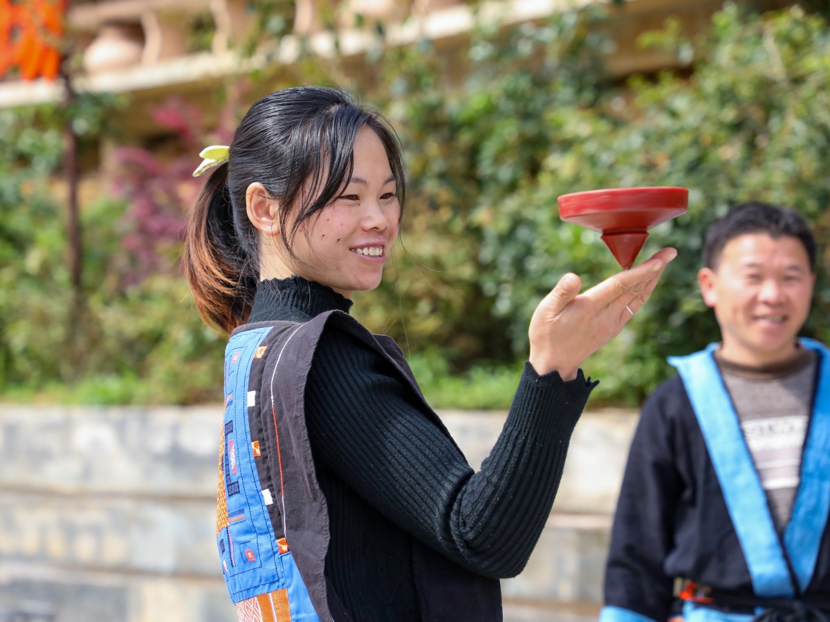 陀螺在额头指尖背上飞转南丹白裤瑶这项民族技艺绝了