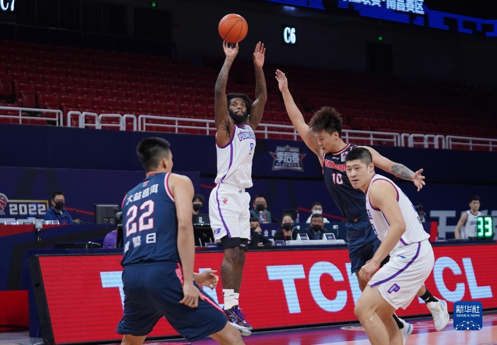 在江西南昌举行的2021-2022赛季中国男子篮球职业联赛(cba)季后赛首轮