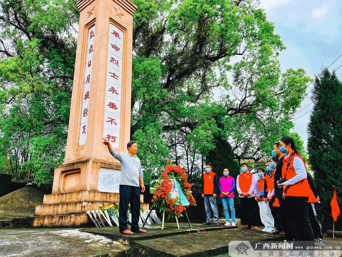 图为3月31日,钟山县红花镇党员干部群众自发前往红花镇革命烈士纪念碑
