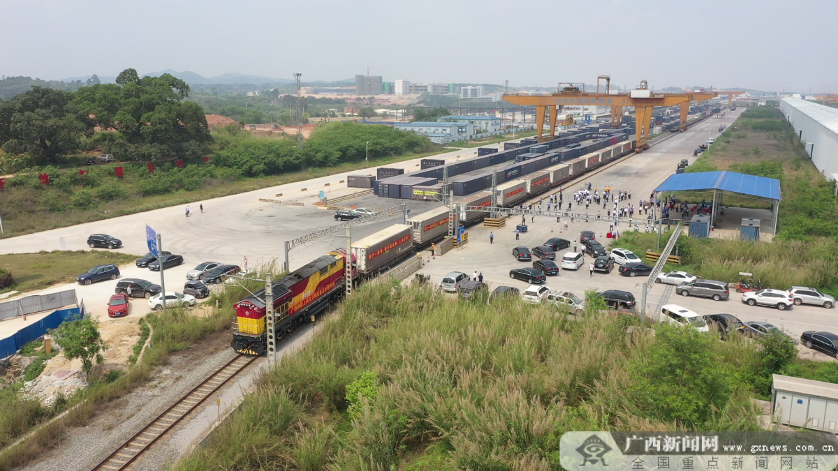 搭载4万份螺蛳粉荔浦芋头沃柑 广西援沪物资专列正式发车