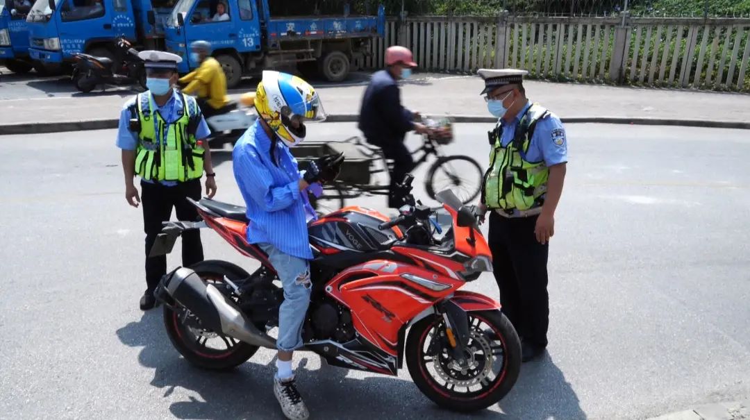 南宁市区频现摩托车交警抓罚再教育