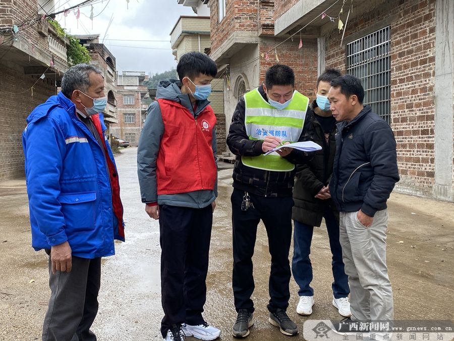 广西新闻网通讯员 莫丽勤 摄阳安乡双合村驻村队员在香芋种植基地指导