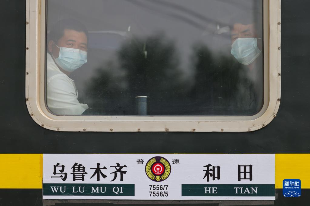 网>首页栏目>滚动新闻>正文在开往乌鲁木齐方向的"和田玉龙号"列车上