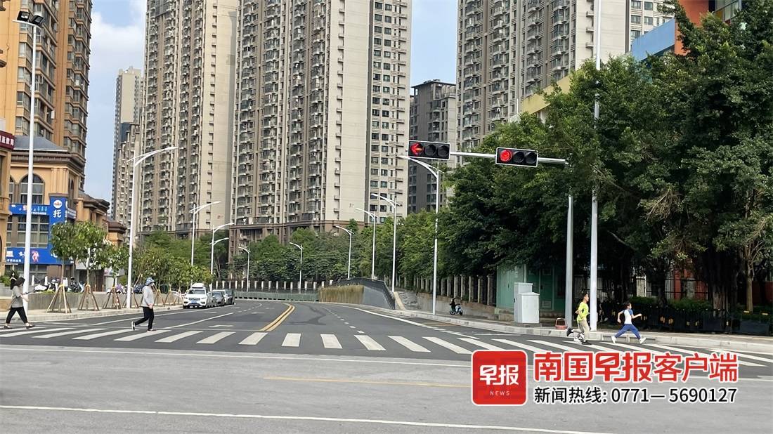 红绿灯装上啦南宁市岭乐银杉路口断头路已打通学生安全过马路问题解决