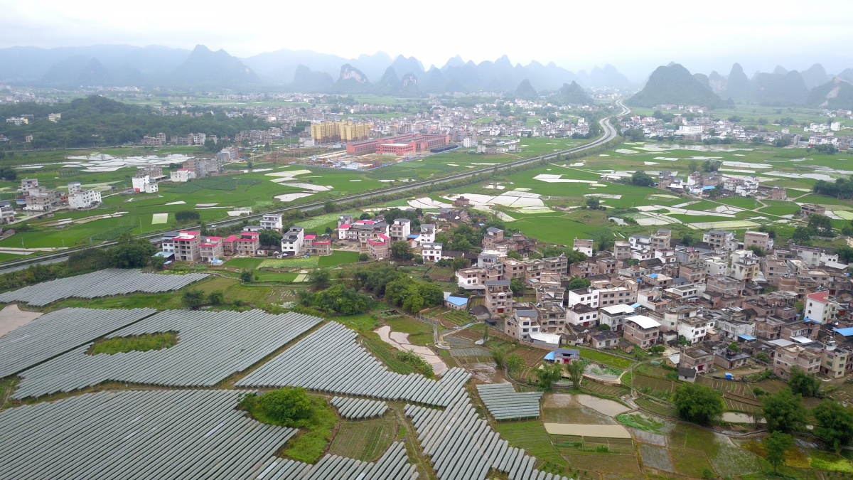 图为5月11日无人机航拍的贺州市平桂区鹅塘镇田园景色.