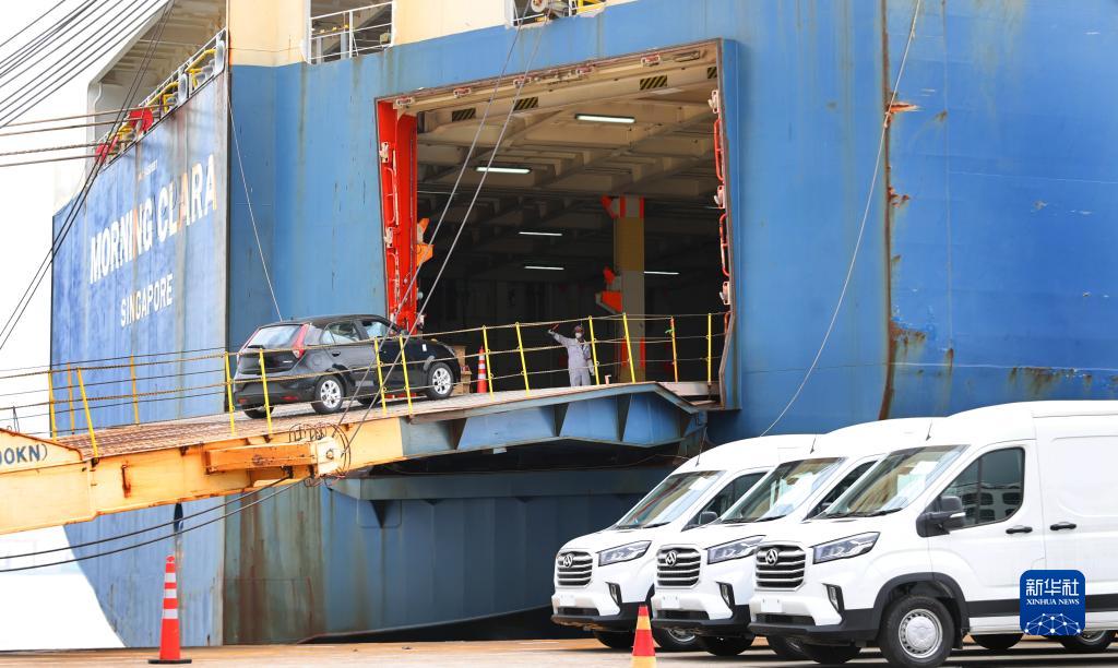 探访上汽集团成品车装船外运现场6