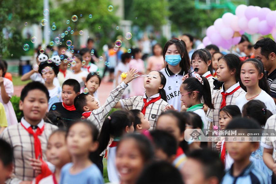 迎"六一"！南宁市那考河小学举办第一届草坪音乐节