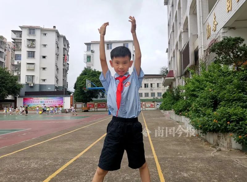 老师一个动作广西这个小男孩火了