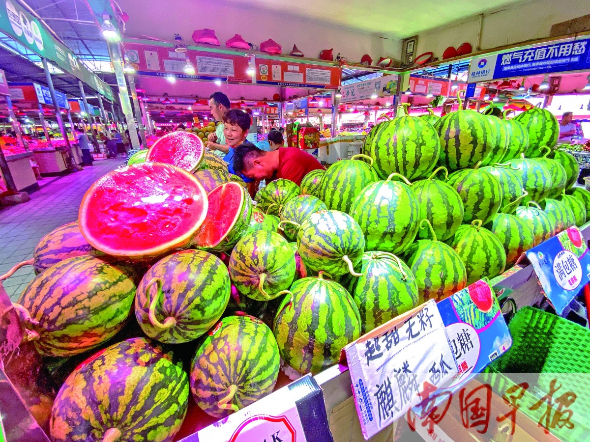 碧绿的西瓜占据了每个水果摊的C位 气温上升消费者吃瓜的意愿提升