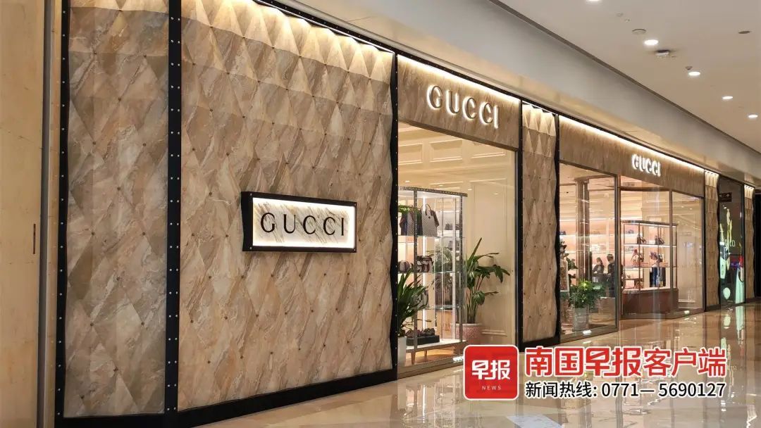 南宁男子花7000元买的古驰鞋才走几百米就脱皮店家自然磨损