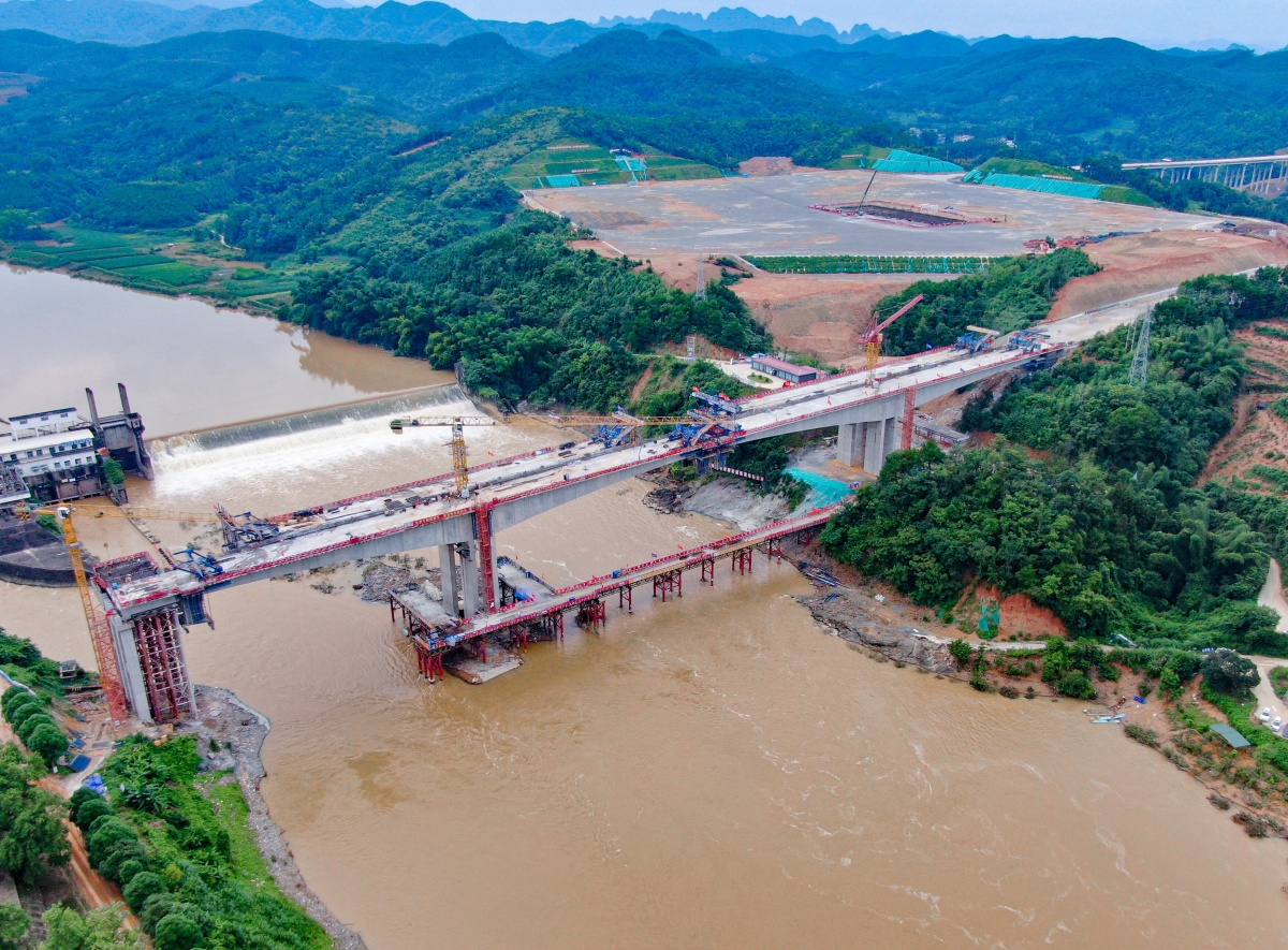 通讯员供图平而河特大桥全长434米,是大新到凭祥高速公路的关键控制性