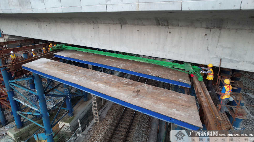 贵南高铁广西段跨既有铁路工程施工顺利结束
