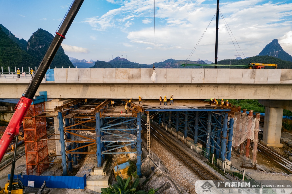 贵南高铁广西段跨既有铁路工程施工顺利结束