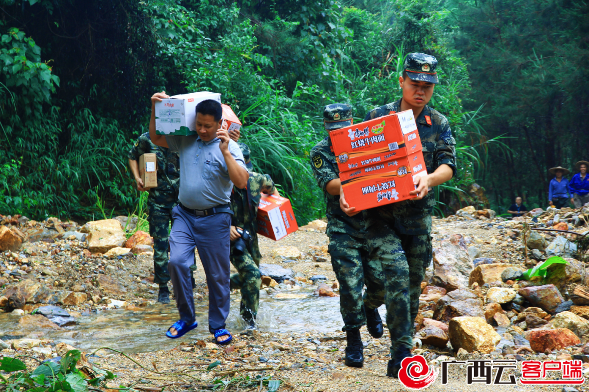 军民鱼水情罗城武警官兵驰援天河抗灾一线