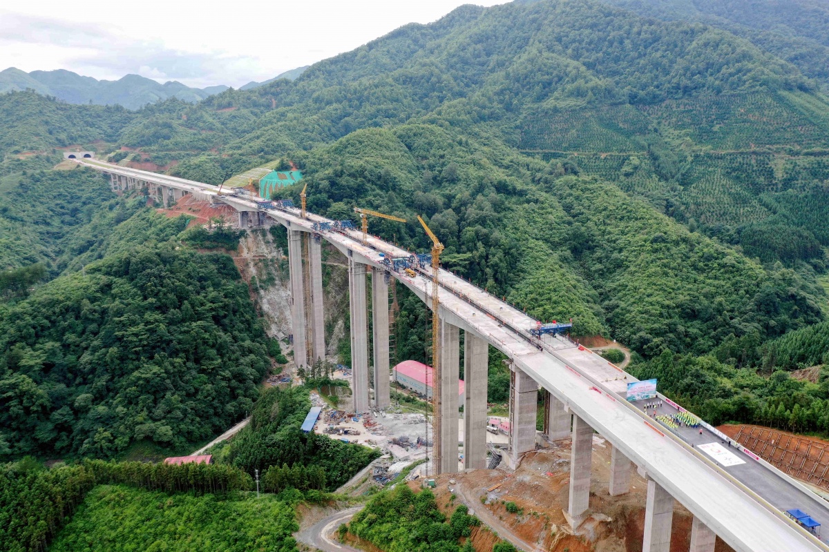 天峨下老高速公路(簡稱南天高速)登裡1號高架特大橋順利實現雙幅合龍